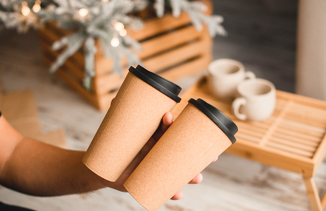 テイクアウト用のコーヒーカップ